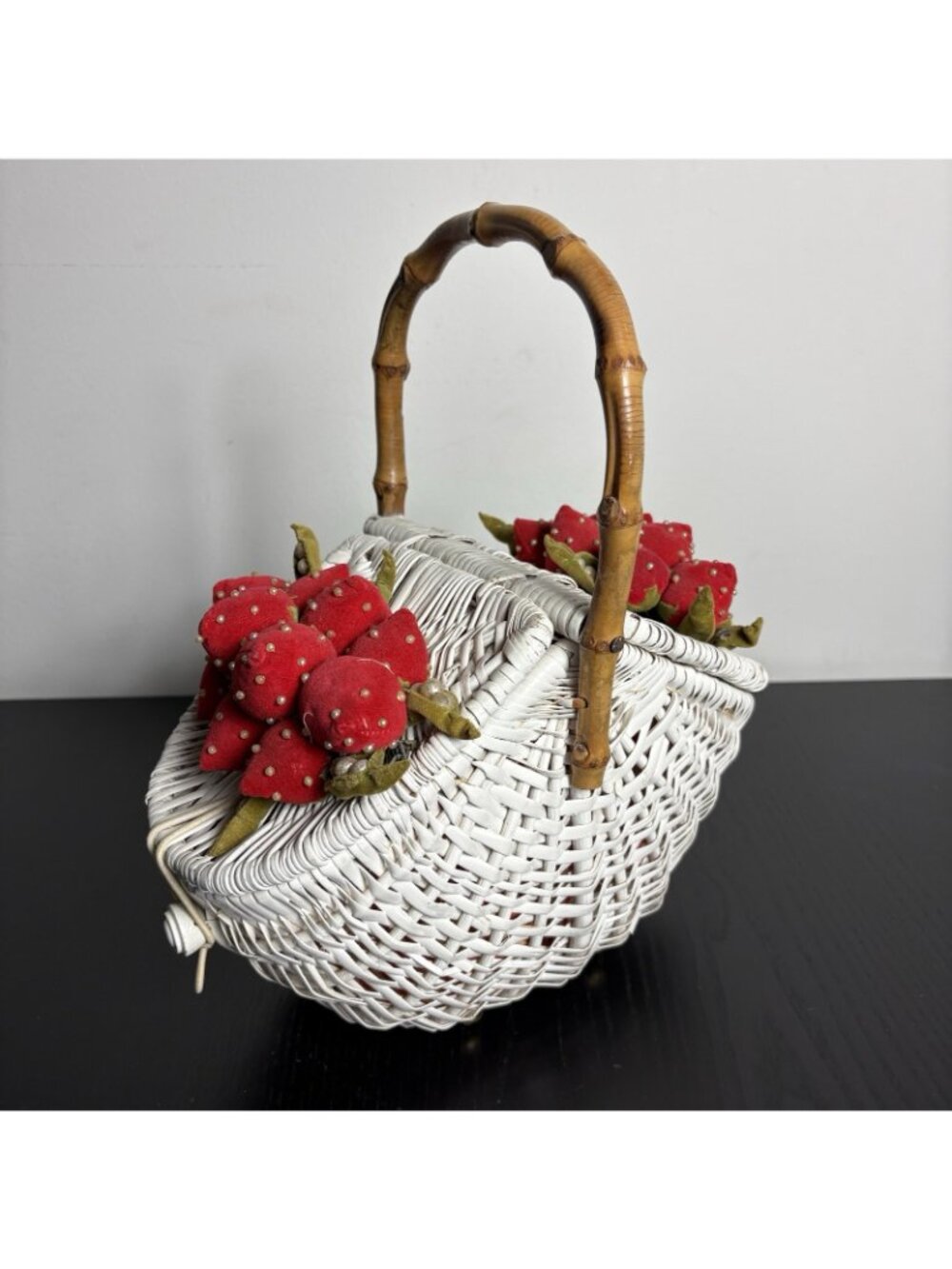 Vintage Mid-Century White Wicker Basket Purse Strawberry Theme Pinup Japan - Picture 5 of 16